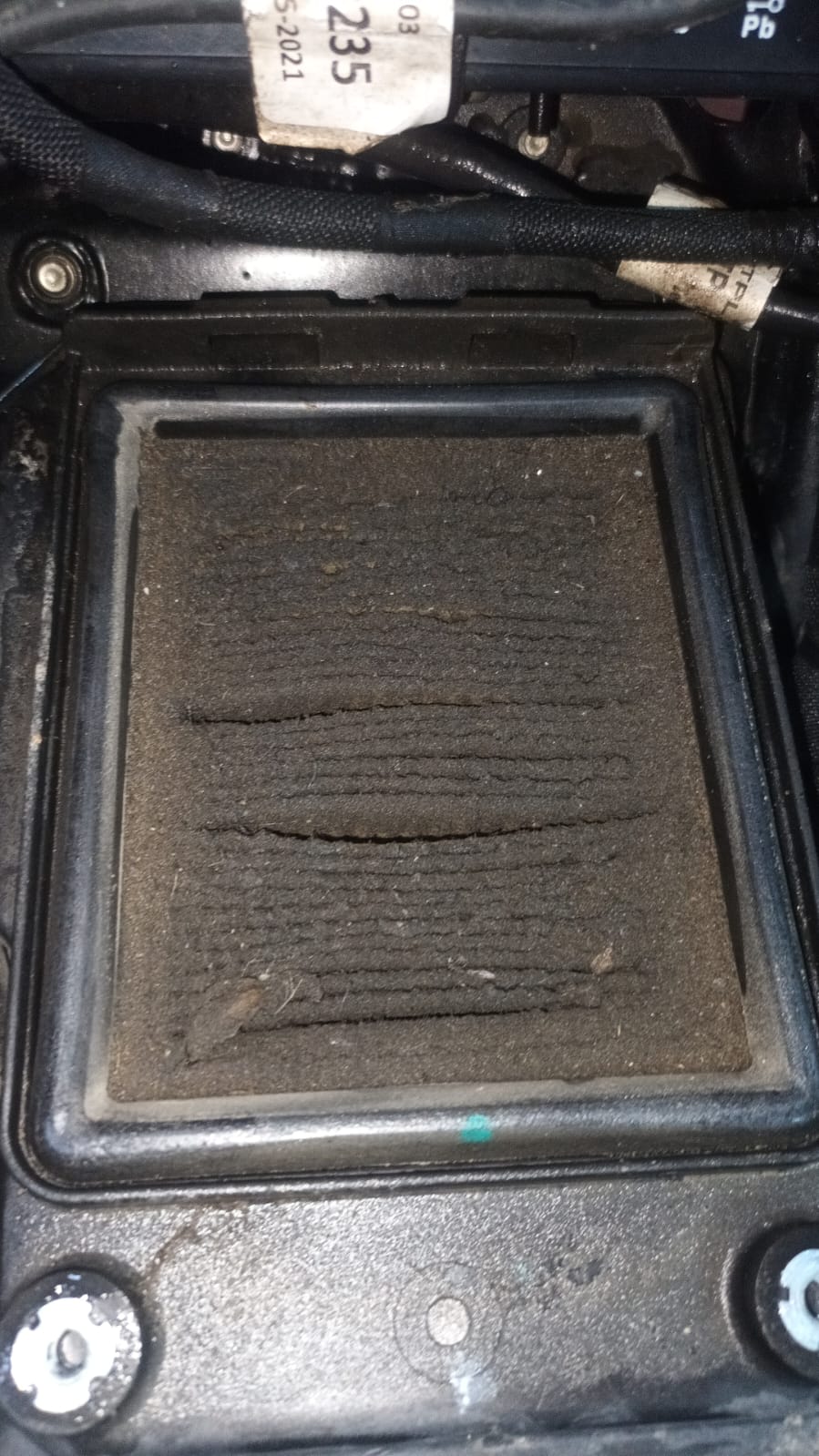 Filtro de aire obstruido por suciedad en una moto